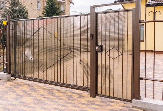 Купить ворота из профлиста с элементами ковки, с металлическими столбами в рамке или под дерево в Ялте от 157530 руб
